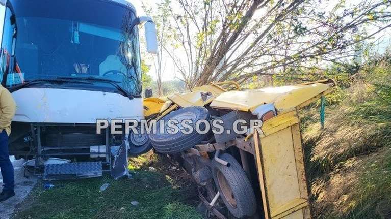 Σύγκρουση λεωφορείου με αγροτικό έξω από την Αλίαρτο - Δύο τραυματίες