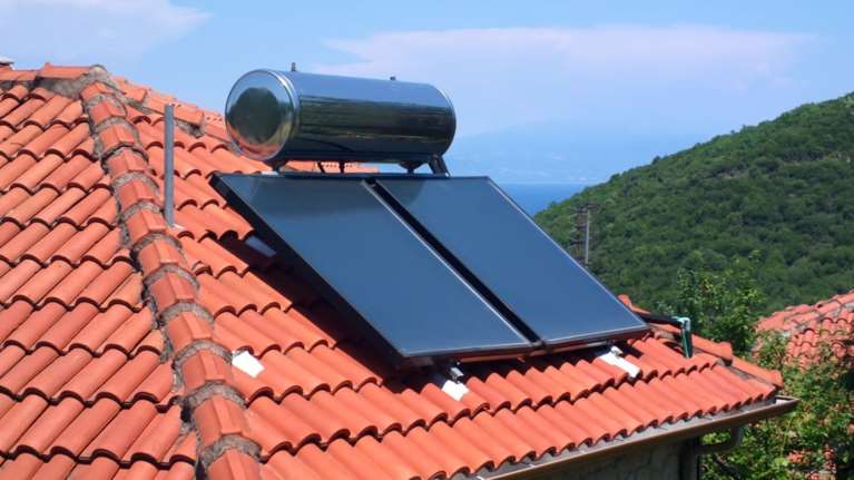 &quot;Allazothermosifona&quot;: Πότε αρχίζουν οι αιτήσεις για την επιδότηση για τοποθέτηση ηλιακού θερμοσίφωνα [βίντεο]