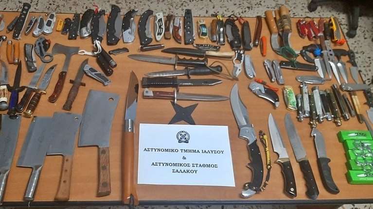 Ρόδος: Συνελήφθη 63χρονος - Είχε στην κατοχή του όπλα, σπαθιά, τόξα και δρεπάνια