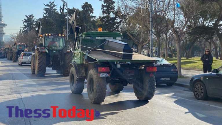 Θεσσαλονίκη: Οι αγρότες μπήκαν στη ΔΕΘ με μαύρες σημαίες και...φέρετρο [εικόνες-βίντεο]