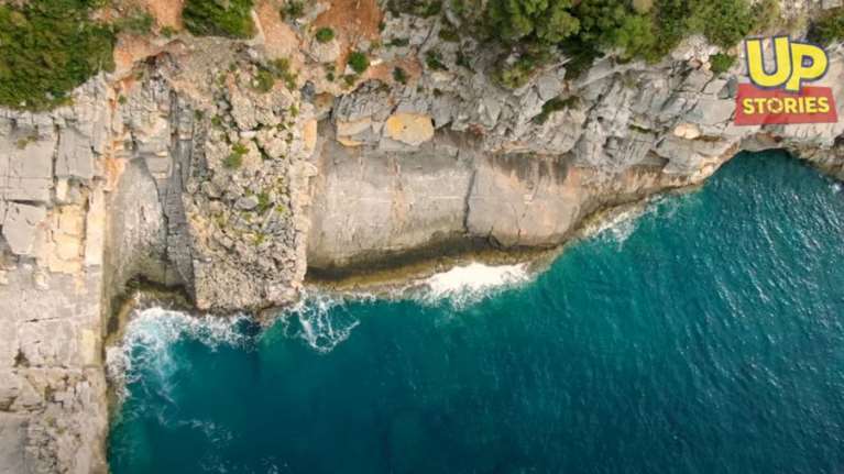 Καταφύγι: Η πιο &quot;άγρια&quot; παραλία της Ελλάδας από ψηλά [βίντεο]