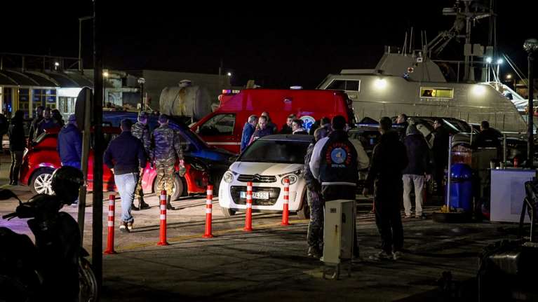 Πολιτική θύελλα μετά την τραγωδία στη Χίο: Η κυβέρνηση συγχαίρει το Λιμενικό - H αντιπολίτευση ζητά απαντήσεις