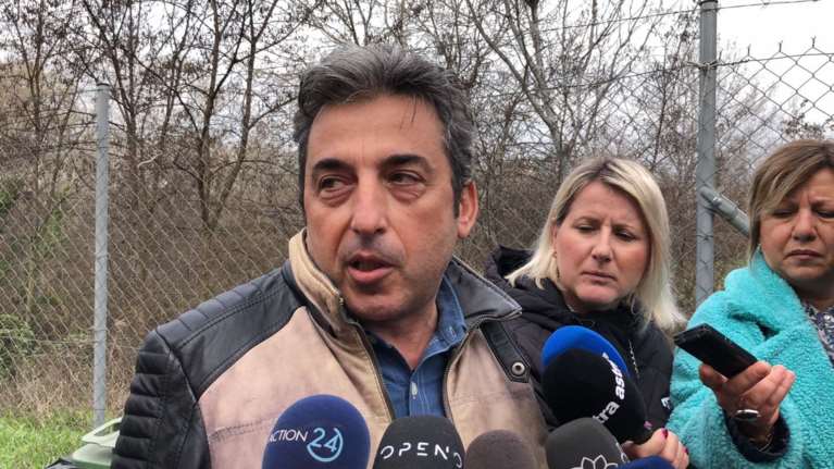 Τραγωδία στα Τέμπη: Σε απόγνωση πατέρας που ψάχνει τον 26χρονο γιο του - "Μας ζητούν αναγνώριση από ρούχα και τατουάζ"