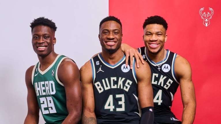 Ο Άλεξ Αντετοκούνμπο υπέγραψε two-way συμβόλαιο με τους Μπακς - Τρία αδέρφια στην ίδια ομάδα για πρώτη φορά