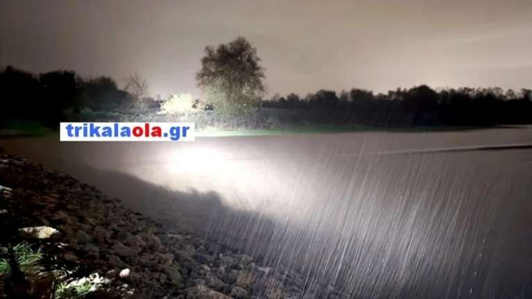 Κακοκαιρία Byron: Υπερχείλισε ο Πηνειός στα αναχώματα του Βαλομανδρίου και των Ρογκίων