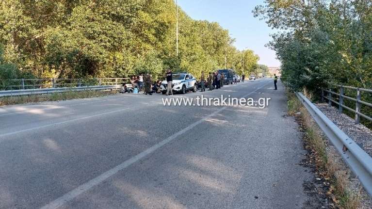 Έβρος: Εκατοντάδες μετανάστες εντοπίστηκαν στη γέφυρα Μαρασίων - Ανάμεσα τους έγκυες και βρέφη