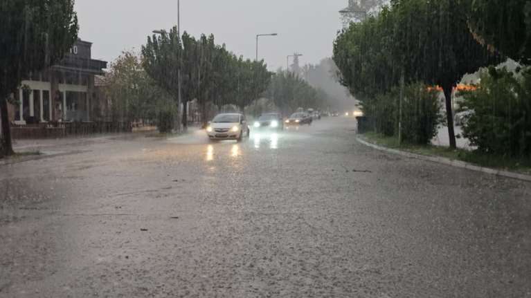 Κακοκαιρία: Ποτάμια οι δρόμοι στα Τρίκαλα, ζημιές από το χαλάζι σε καλλιέργειες στη Λάρισα [εικόνες-βίντεο]