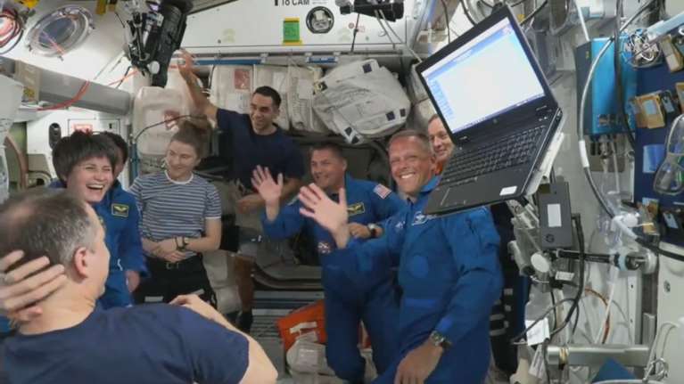 SpaceX: "Ήρθαν φίλοι για να μας αλλάξουν βάρδια!" - Η υποδοχή των αστροναυτών στον Διαστημικό Σταθμό