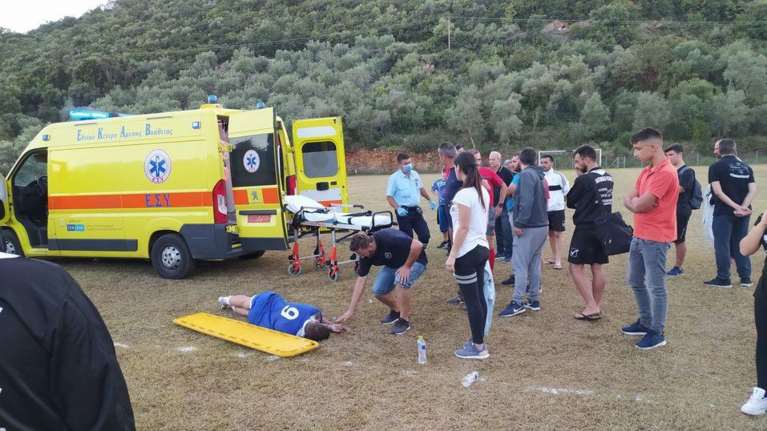 Σοκ στο Αγρίνιο: Κατέρρευσε νεαρός ποδοσφαιριστής την ώρα του αγώνα [βίντεο]