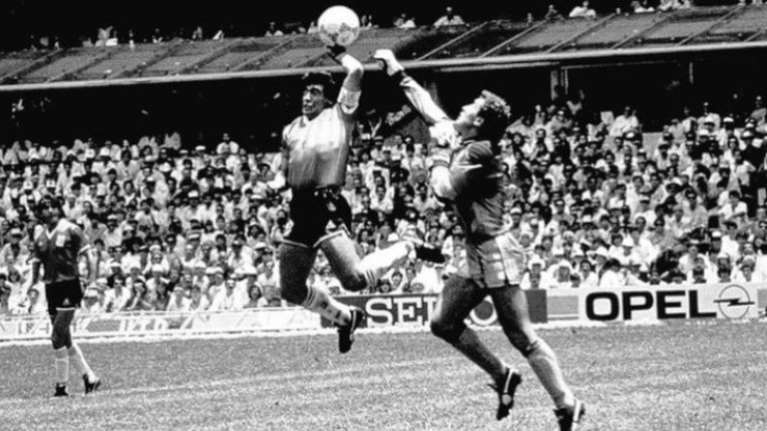 Ντιέγκο Μαραντόνα: Σε δημοπρασία η μπάλα από το &quot;χέρι του θεού&quot; - Πωλείται για 2,5 εκατ. λίρες