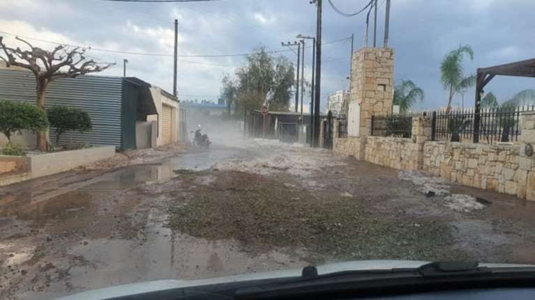 Ηράκλειο Κρήτης: Χείμαρρος δίπλα σε σχολεία - Κατέβασε νερό, λάσπες και πέτρες
