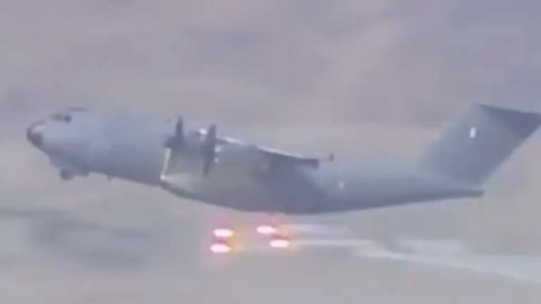 Αφγανιστάν: Στρατιωτικό αεροπλάνο πετάει &quot;φωτοβολίδες&quot; για να αποκρούσει τυχόν επίθεση Ταλιμπάν στην Καμπούλ