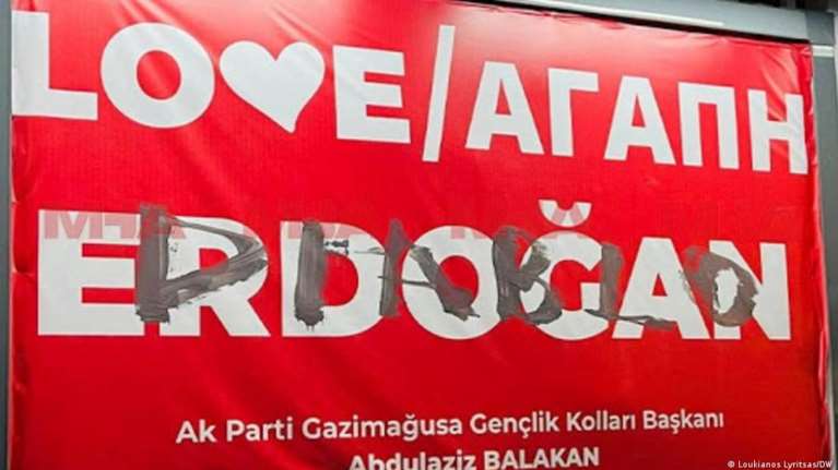 Κατεχόμενα: Αντιδράσεις για τις πινακίδες Love Erdoğan – Συλλήψεις Τουρκοκυπρίων