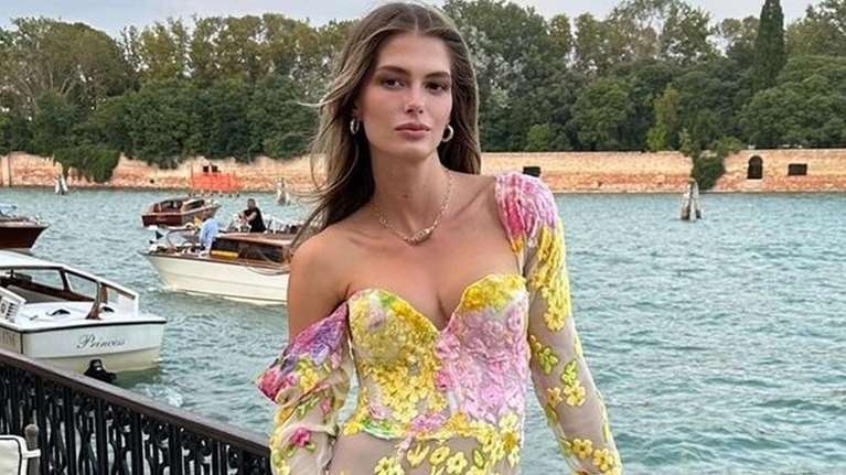 Η Αμαλία Κωστοπούλου φωτογραφίζει τον μικρό Παναγιώτη Αντώνιο στις διακοπές τους στην Πάτμο