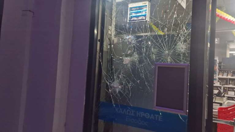 Καταδρομική επίθεση αντιεξουσιαστών σε δύο σούπερ μάρκετ την Πάτρα