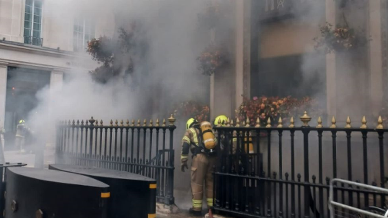 Λονδίνο: Μεγάλη φωτιά στην πλατεία Τραφάλγκαρ - Στις φλόγες τυλίχτηκε παμπ [Εικόνες - Βίντεο]