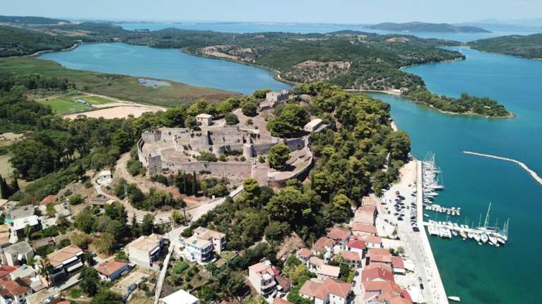 Η κωμόπολη που προσφέρει ήρεμες διακοπές, μια ανάσα από την κοσμοπολίτικη Λευκάδα