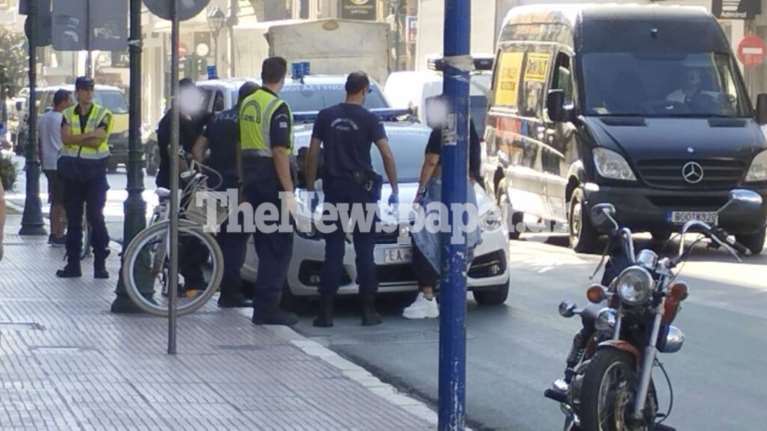 Βόλος: Άγριο ξύλο μεταξύ ζευγαριού – Έσπασαν τζαμαρία, επενέβη η αστυνομία [εικόνες]