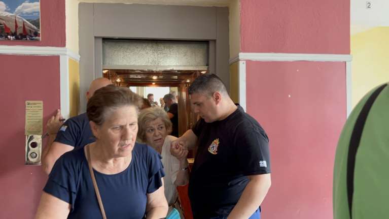 Απίστευτο περιστατικό στη Λάρισα: Κλείστηκαν σε ασανσέρ σε εκλογικό κέντρο - &quot;Κοντέψαμε να λιποθυμήσουμε&quot; [βίντεο]