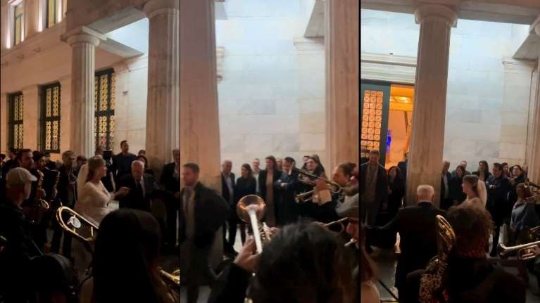 Μπακογιάννης: Σε αυτό το γραφείο δεν βαριόμαστε ποτέ- Τρομερό γλέντι έξω από το δημαρχείο με ορχήστρα και χορούς [Βίντεο]