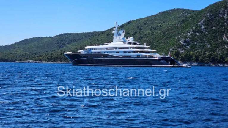 Στη Σκόπελο με το υπερπολυτελές γιοτ του ο Σεΐχης του Κατάρ - Επισκέπτεται τις Σποράδες από το 2005 [εικόνες]