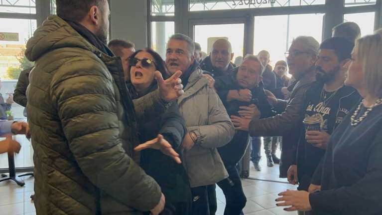 Σε σοκ και με &quot;τραύμα πάνω από το μάτι&quot; ο Αγοραστός - Στο νοσοκομείο μετά την επίθεση από συγγενείς θυμάτων των Τεμπών