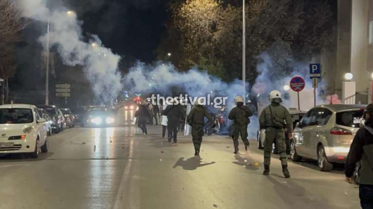 Θεσσαλονίκη: Νέα επεισόδια έξω από το ΑΠΘ μεταξύ κουκουλοφόρων και ΜΑΤ - Χημικά και μολότοφ