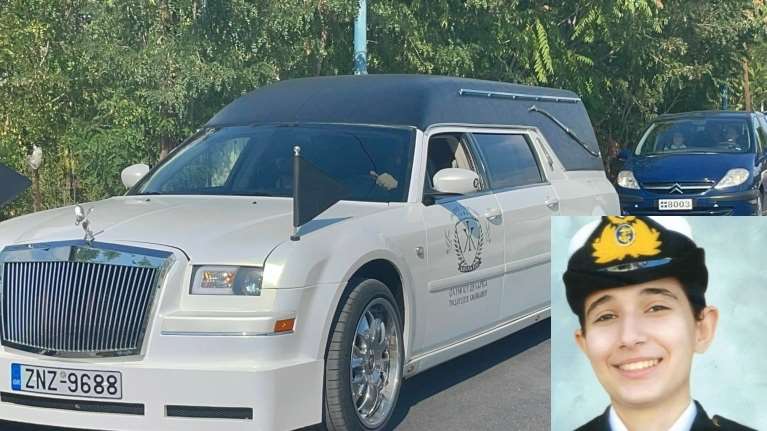 Στο πένθος η Λάρισα: Με C-130 έφτασε η σορός της 19χρονης Θάλειας, μεταφέρθηκε στο πατρικό της με λευκή νεκροφόρα