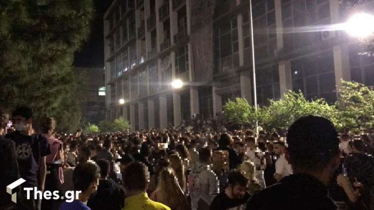 Θεσσαλονίκη: Εκατοντάδες άτομα στο κορονο-πάρτι του ΑΠΘ - Συνωστισμός και στο Ηράκλειο Κρήτης [Εικόνες]