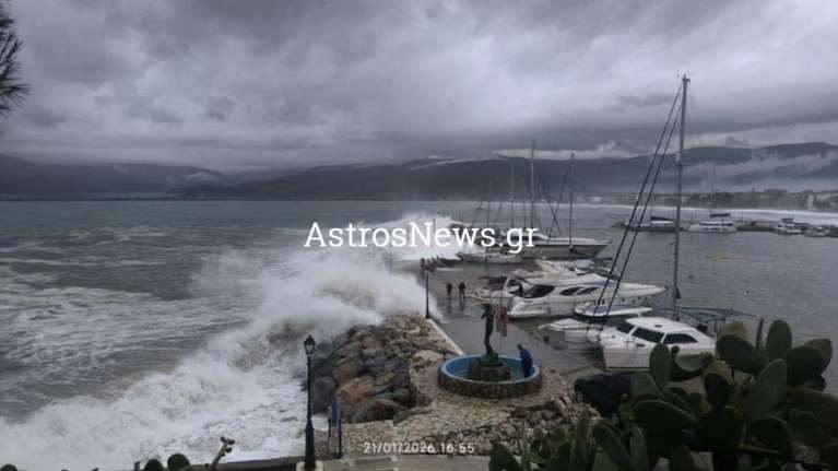 Άστρος Κυνουρίας: Η στιγμή που το τεράστιο ορμητικό κύμα παρασέρνει τον 52χρονο λιμενικό [βίντεο]