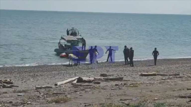 Καρέ καρέ η επιχείρηση ανάσυρσης της σορού του πιλότου από τα 52 μέτρα βάθος μέχρι την ακτή