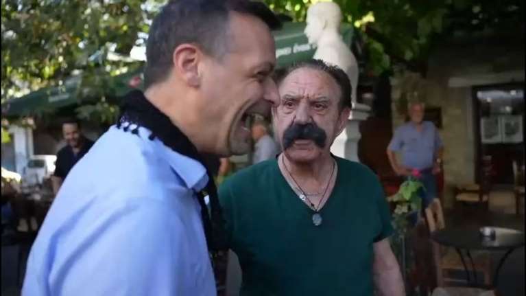 &quot;Μεγάλη η ανηφόρα μα θα σε βγάλει ο λαός να κυβερνάς τη χώρα&quot;: Ο Χάρης Δούκας περιοδεύει στην Κρήτη και τον κερνάνε μαντινάδες