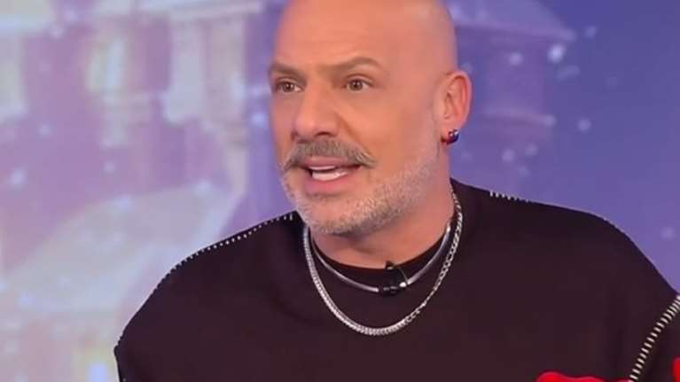 Μουτσινάς κατά Αμβρόσιου: Με τέτοιες δηλώσεις τα νέα παιδιά δεν θα περάσουν ούτε απ&#39;έξω από εκκλησία [βίντεο]