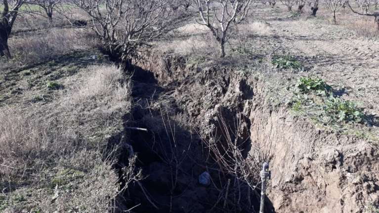 "Ανοιξε" η γη στο Καλοχώρι Τεμπών λόγω της κακοκαιρίας "Διομήδης"