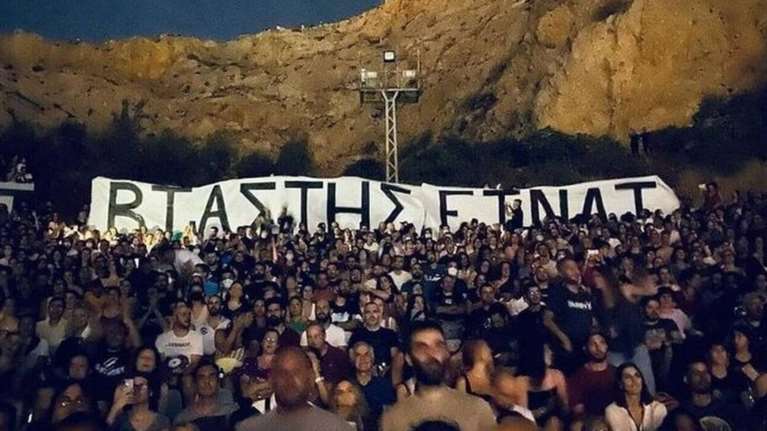 Λιγνάδης: Πανό &quot;βιαστής είναι&quot; και στη συναυλία του Θανάση Παπακωνσταντίνου - Το μήνυμα του τραγουδοποιού