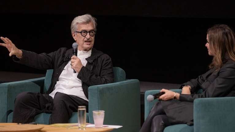 Ο σπουδαίος κινηματογραφιστής Βιμ Βέντερς στη Στέγη: "Η βαθύτερη πατρίδα είναι η γλώσσα", είπε απαγγέλλοντας Καβάφη