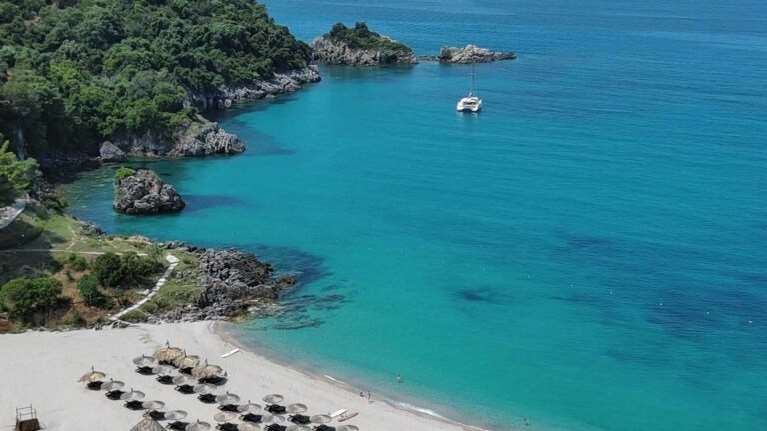 Η παραλία-παράδεισος που απέχει 5 ώρες από την Αθήνα με το αυτοκίνητο [Εικόνες - Βίντεο]