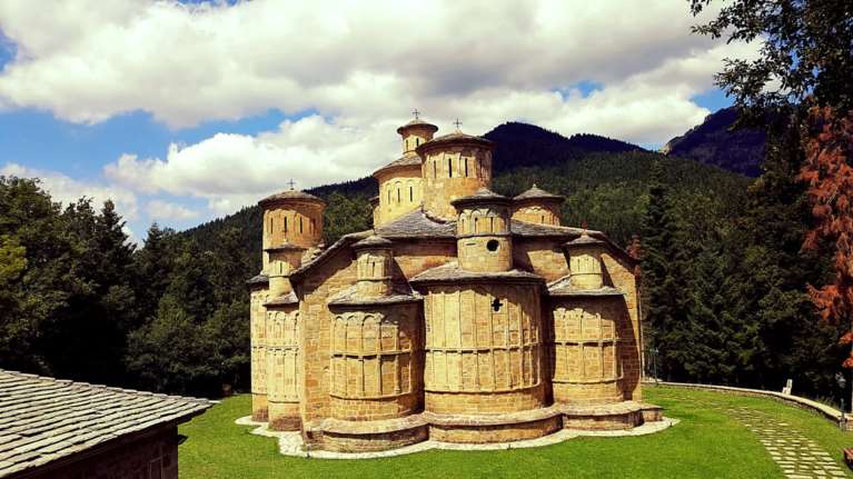 Μονή Τιμίου Σταυρού Δολιανών: Ανακαλύψτε το Μοναστήρι με τους 13 τρούλους [εικόνες]