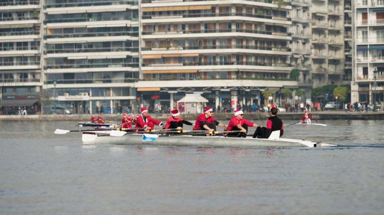 Θεσσαλονίκη: 80 Αγιοβασίληδες κάνουν... κωπηλασία στον Θερμαϊκό [εικόνες]