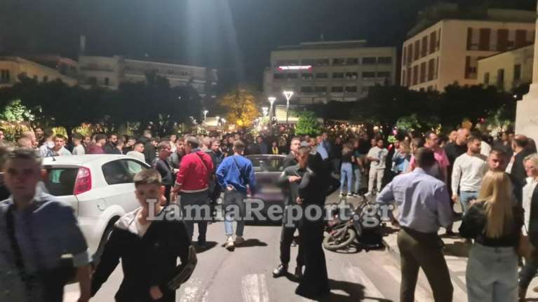 Παραλίγο τραγωδία στη Λαμία από τρελή πορεία αυτοκινήτου: Τραυμάτισε 16χρονη, παρέσυρε δέντρα και κολώνες