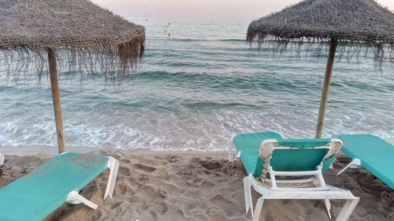 Θεσσαλονίκη: Η μάχη της ξαπλώστρας - Χαμός στις κρατήσεις για τα beach bar της Επανομής