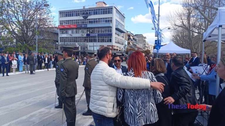 Τρίκαλα: Ενταση με τις οικογένειες των θυμάτων των Τεμπών - Αφησαν 57 λουλούδια στην εξέδρα των επισήμων [εικόνες - βίντεο]