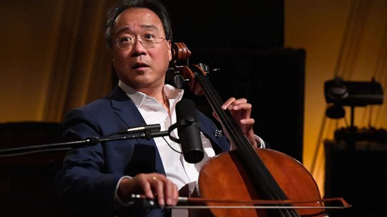 ΗΠΑ: Το μελωδικό "ευχαριστώ" του τσελίστα Γιο-Γιο Μα αμέσως μετά τον εμβολιασμό του [βίντεο]