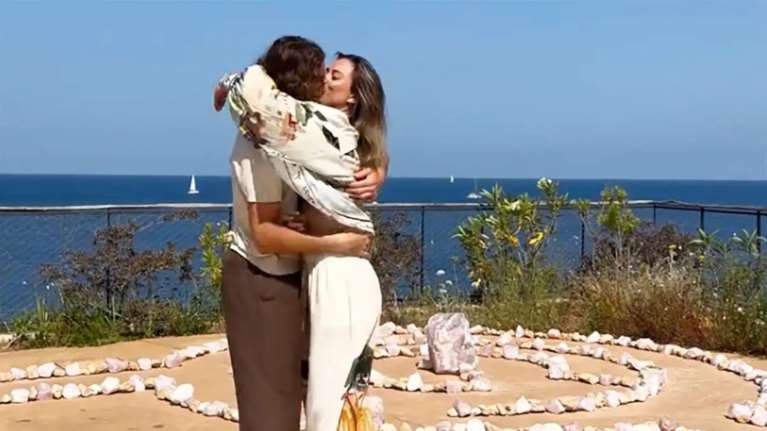 Ερωτευμένοι στην Ίμπιζα Τσιτσιπάς και Μπαντόσα: Το βίντεο με τα φιλιά και τους χορούς