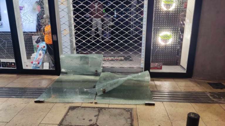 Ηράκλειο: Καταστροφές στο κέντρο της πόλης στην πορεία αντιεξουσιαστών- Μετά την εκκένωση της κατάληψης του Ευαγγελισμού