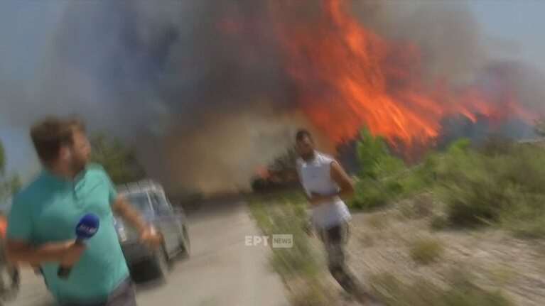 Φωτιά στη Ρόδο: Η συγκλονιστική στιγμή που το συνεργείο της ΕΡΤ απειλείται από τις φλόγες [βίντεο]