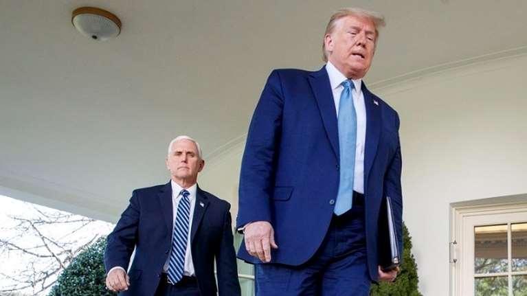 ΗΠΑ: Ο Τραμπ πίεσε τον αντιπρόεδρό του Μάικ Πενς να μην επικυρώσει τη νίκη Μπάιντεν