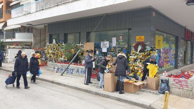 Μεταφέρονται στην οικογένεια του Άλκη τα αντικείμενα που άφησε ο κόσμος στο σημείο της δολοφονίας του [βίντεο]