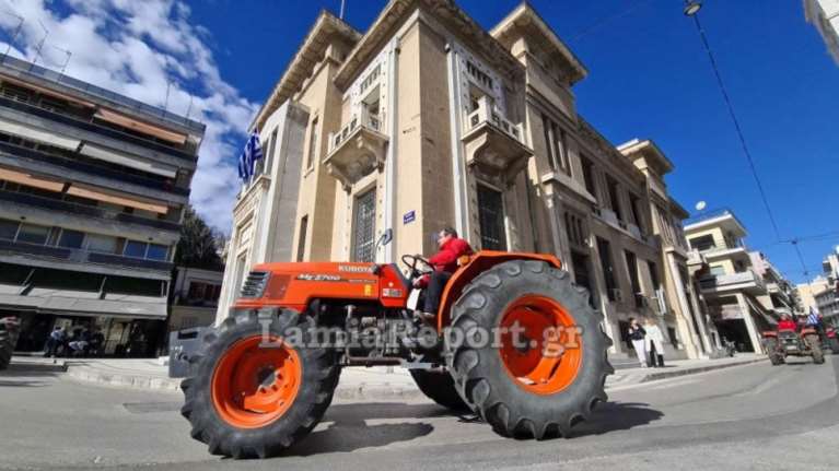 Γέμισε τρακτέρ το κέντρο της Λαμίας - Έριξαν δεκάδες κιλά γάλα και ζωοτροφές [εικόνες, βίντεο]