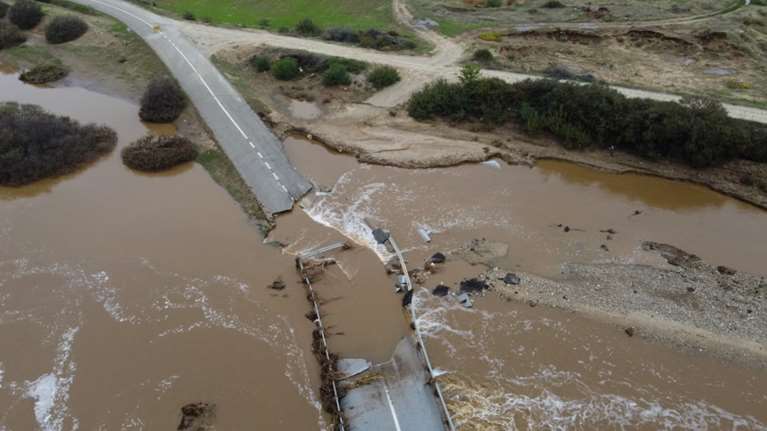 Σέρρες: Ο &quot;Μπάλλος&quot; έκοψε στη μέση αερογέφυρα - Από τύχη δεν υπήρξαν θύματα - Συγκλονιστικές εικόνες